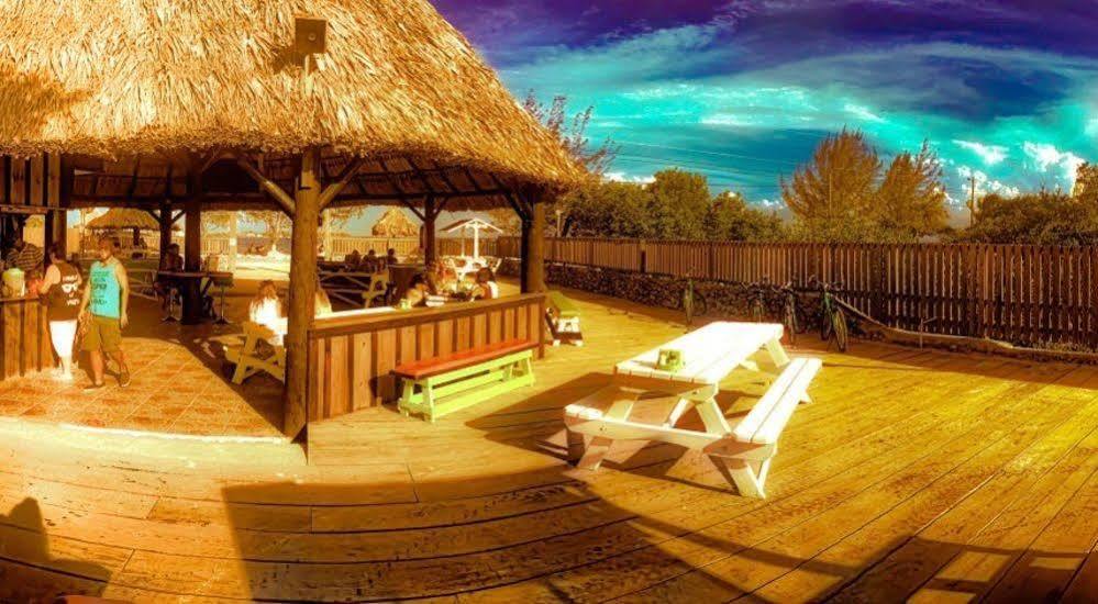 The Venue - Utila Hostel Bagian luar foto