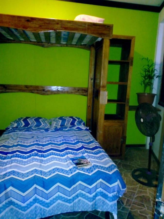 The Venue - Utila Hostel Bagian luar foto