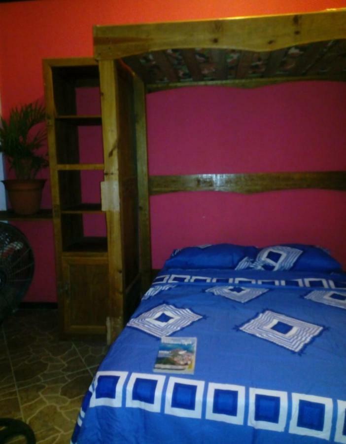 The Venue - Utila Hostel Bagian luar foto
