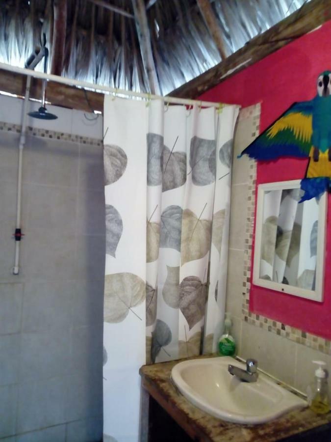 The Venue - Utila Hostel Bagian luar foto