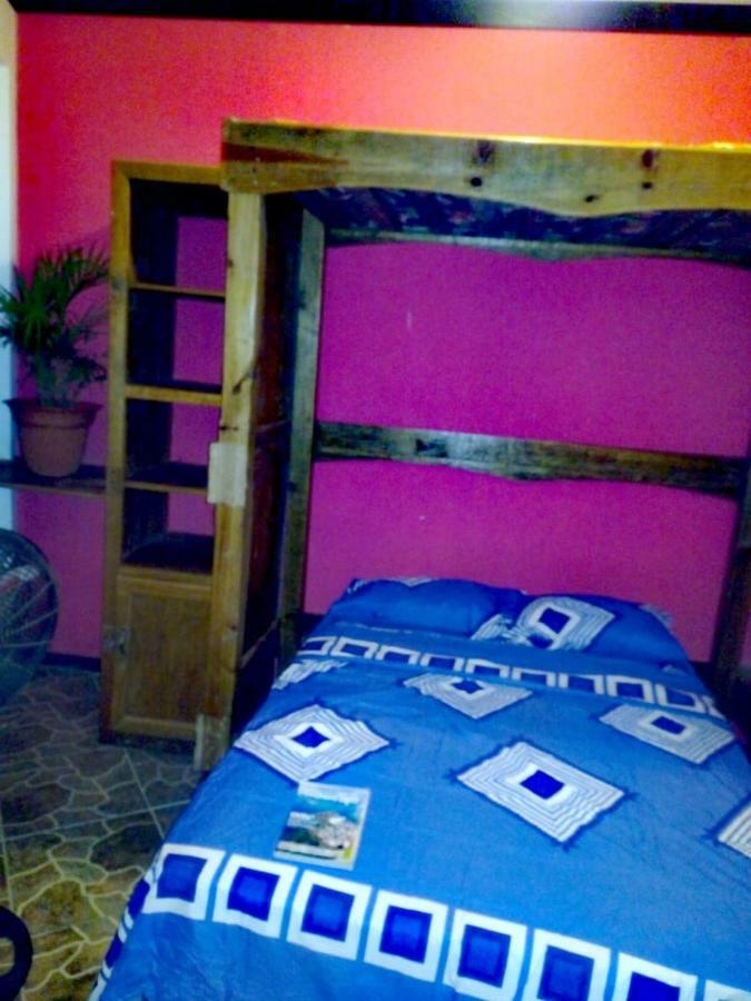 The Venue - Utila Hostel Bagian luar foto
