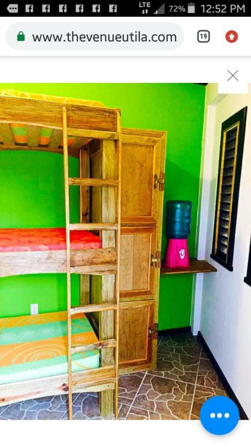 The Venue - Utila Hostel Bagian luar foto