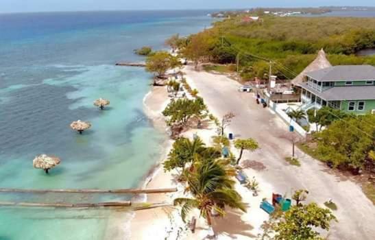 The Venue - Utila Hostel Bagian luar foto