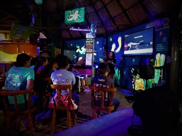 The Venue - Utila Hostel Bagian luar foto